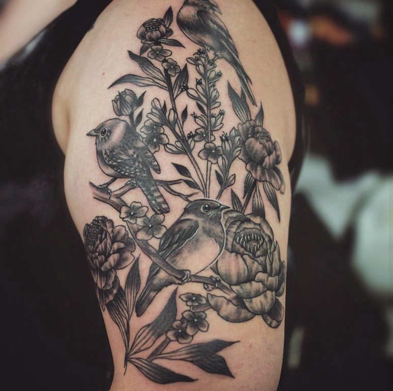 点击大图看下一张：男生手臂上黑灰点刺简单线条植物花朵和小鸟纹身图片