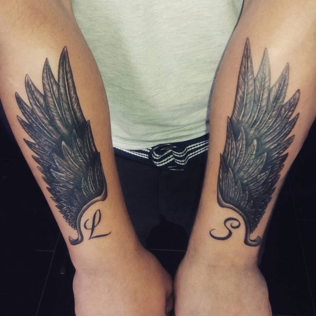 点击大图看下一张：男生手臂上黑灰素描点刺技巧创意文艺翅膀纹身图片