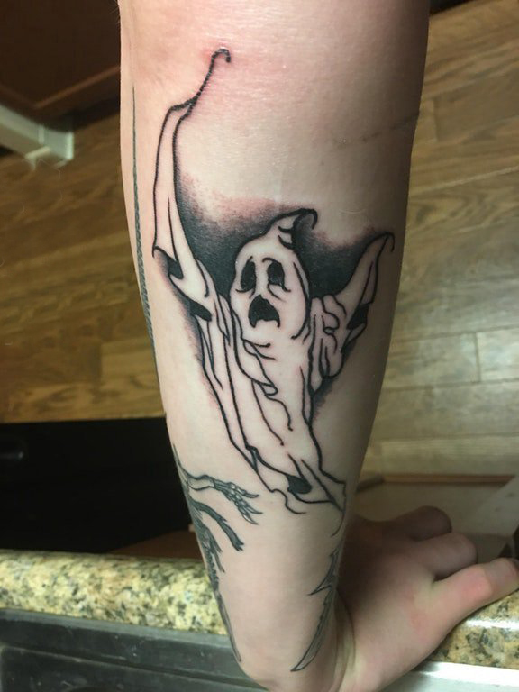 点击大图看下一张：男生手臂上黑灰素描点刺技巧创意幽灵纹身图片