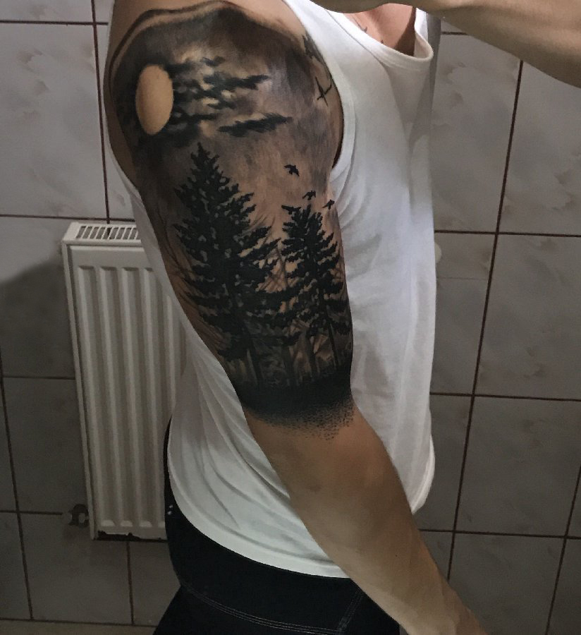 点击大图看下一张：男生手臂上黑色点刺植物大树森林纹身图片