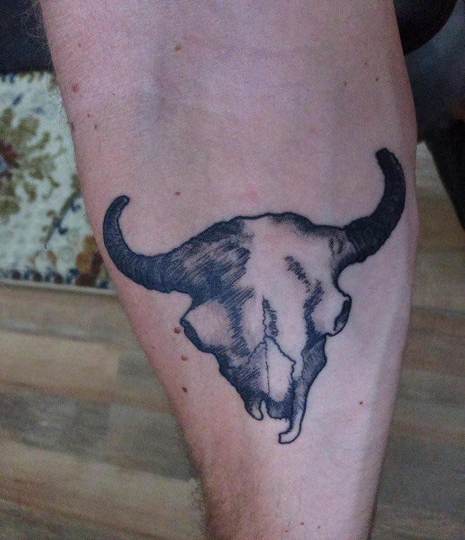 点击大图看下一张：男生小腿上黑灰点刺抽象线条牛骨头纹身图片