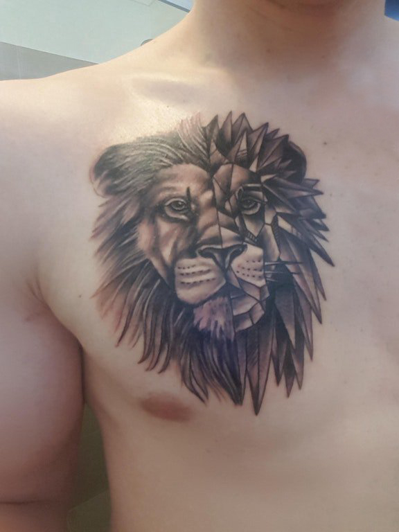 点击大图看下一张：男生胸部黑灰点刺几何抽象线条小动物狮子纹身图片