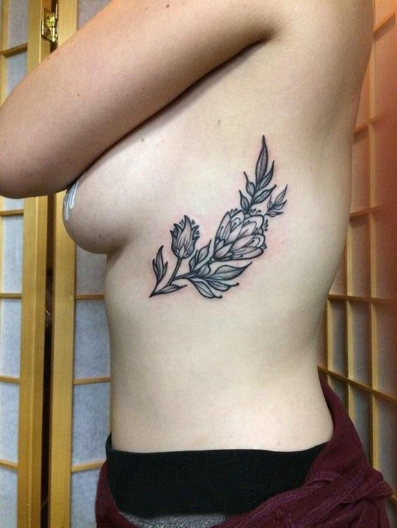 点击大图看下一张：女生侧腰上黑色点刺简单线条创意植物花朵纹身图片