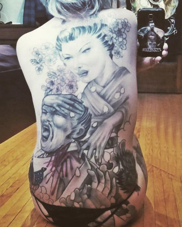 点击大图看下一张：女生后背上 黑灰点刺抽象线条创意艺妓纹身图片