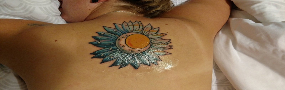 点击大图看下一张：女生后背上彩绘渐变几何线条植物向日葵纹身图片