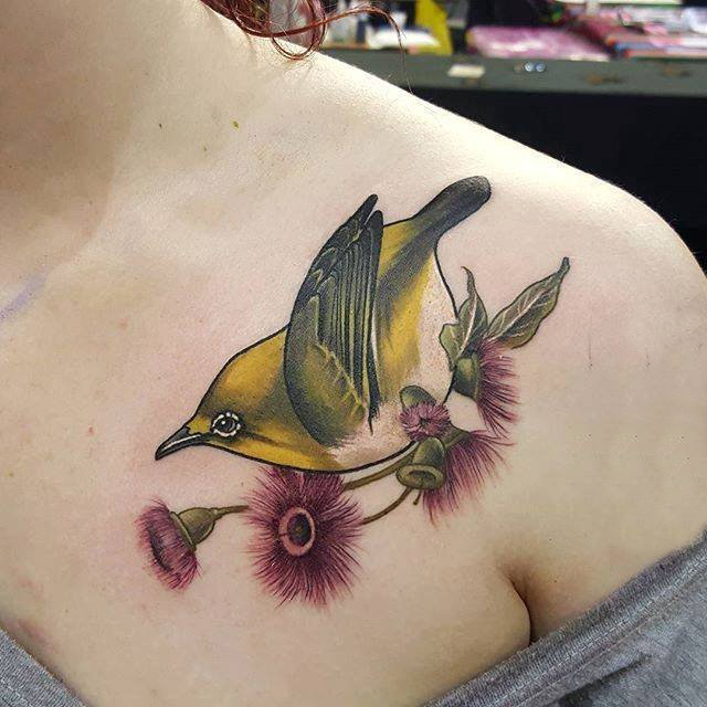 点击大图看下一张：女生肩部彩绘抽象线条植物花朵和小鸟纹身图片
