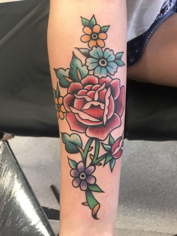 点击大图看下一张：女生手臂上彩绘渐变简单线条植物文艺花朵和玫瑰纹身图片