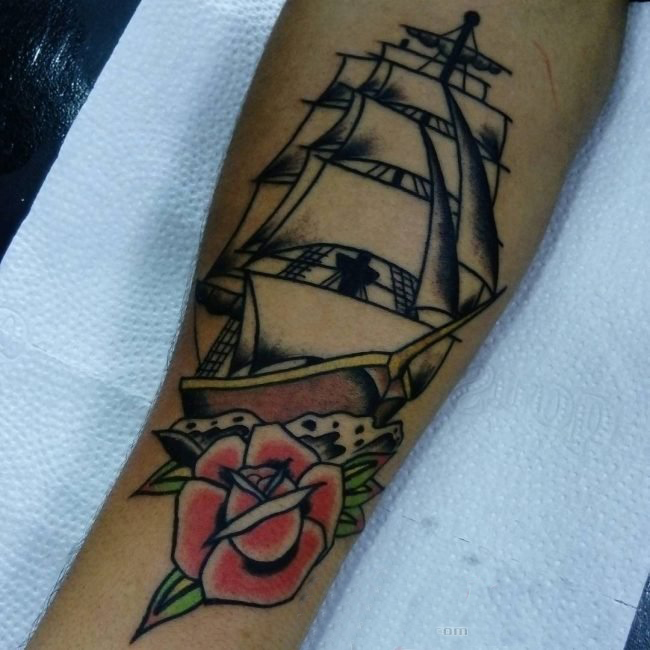 点击大图看下一张：女生手臂上彩绘水彩素描创意霸气帆船纹身图片
