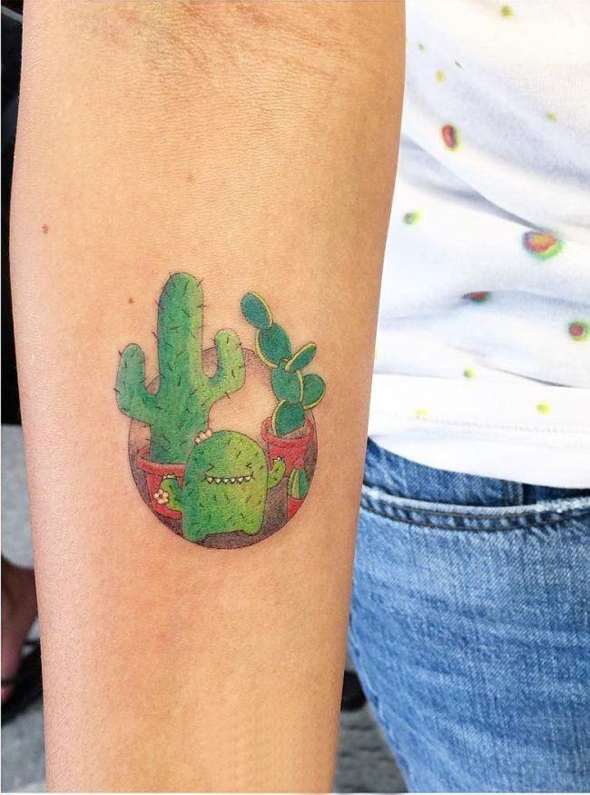 点击大图看下一张：女生手臂上彩绘水彩素描创意文艺仙人掌纹身图片
