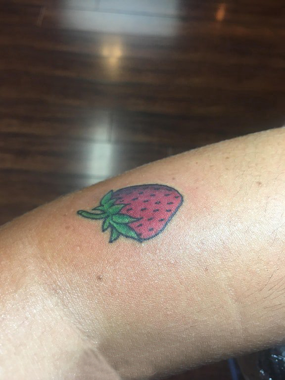 点击大图看下一张：女生手臂上彩绘水彩素描可爱精美草莓纹身图片