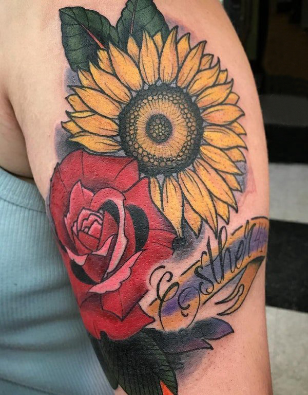 点击大图看下一张：女生手臂上彩绘英文和植物玫瑰和向日葵花朵纹身图片