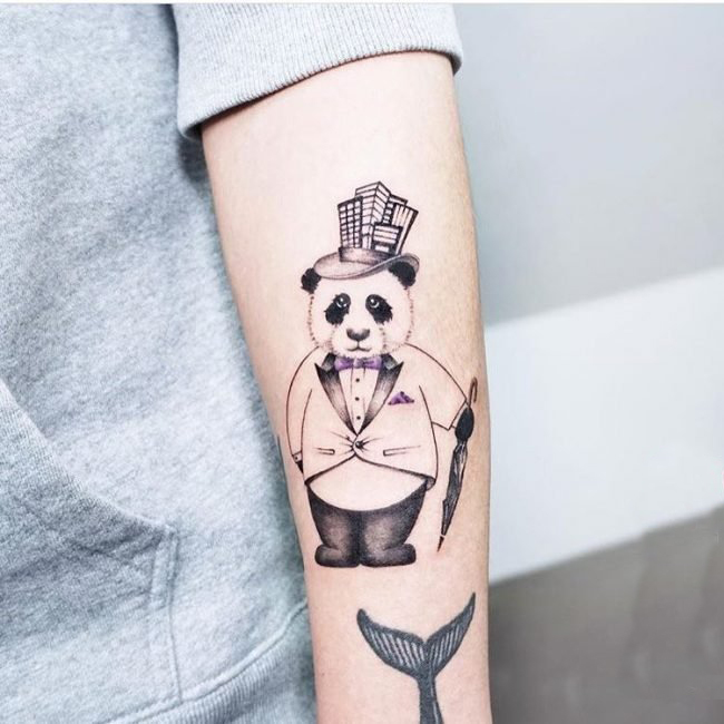 点击大图看下一张：女生手臂上黑灰素描创意可爱熊猫先生纹身图片