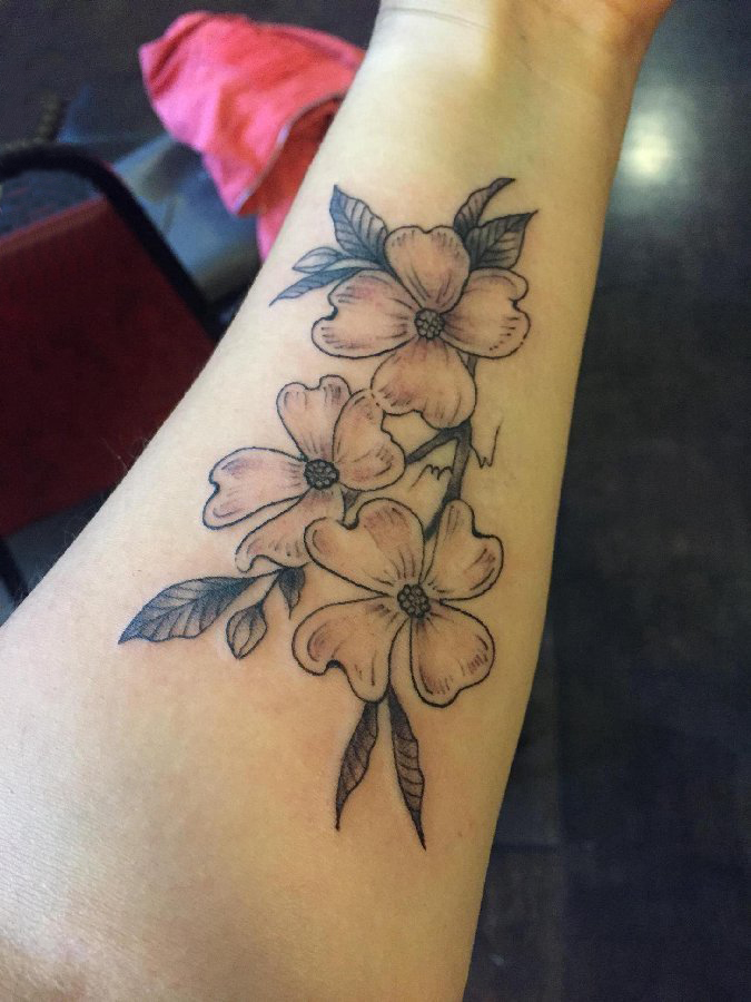 点击大图看下一张：女生手臂上黑灰素描点刺技巧创意花朵纹身图片