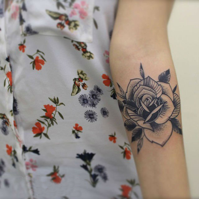 点击大图看下一张：女生手臂上黑色点刺简单线条文艺植物花朵纹身图片