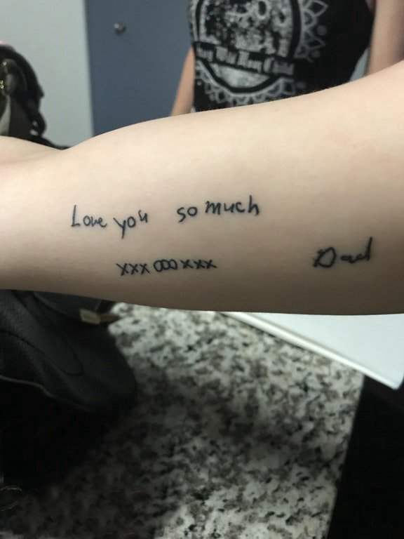 点击大图看下一张：女生手臂上黑色简单线条创意英文单词纹身图片