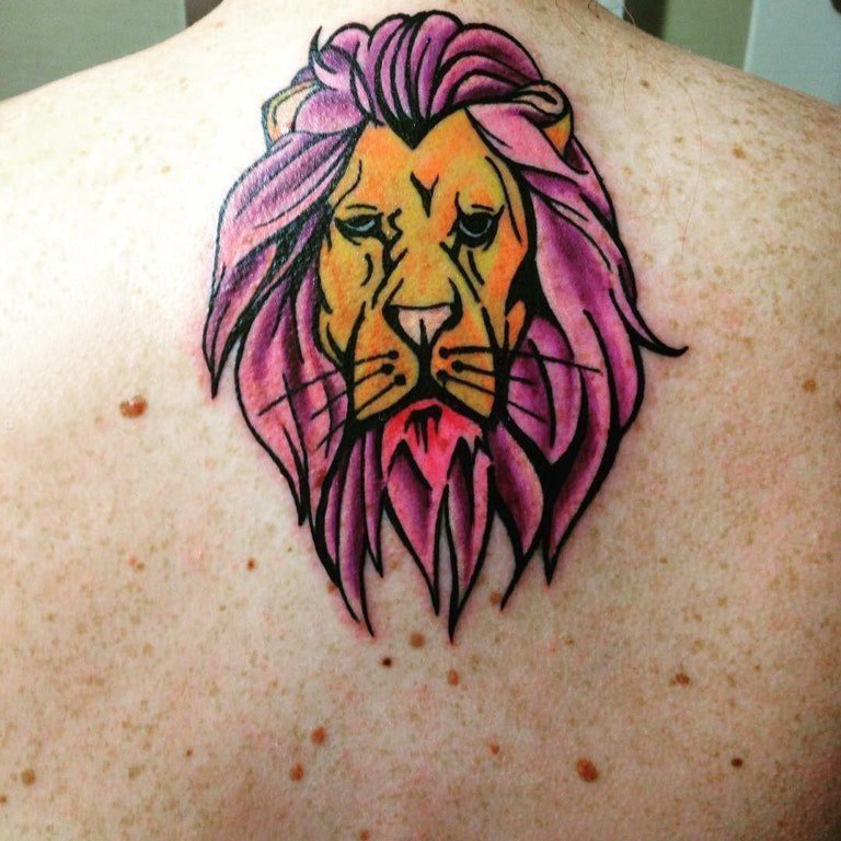 点击大图看下一张：男生背部彩绘水彩素描创意霸气精致狮子头纹身图片