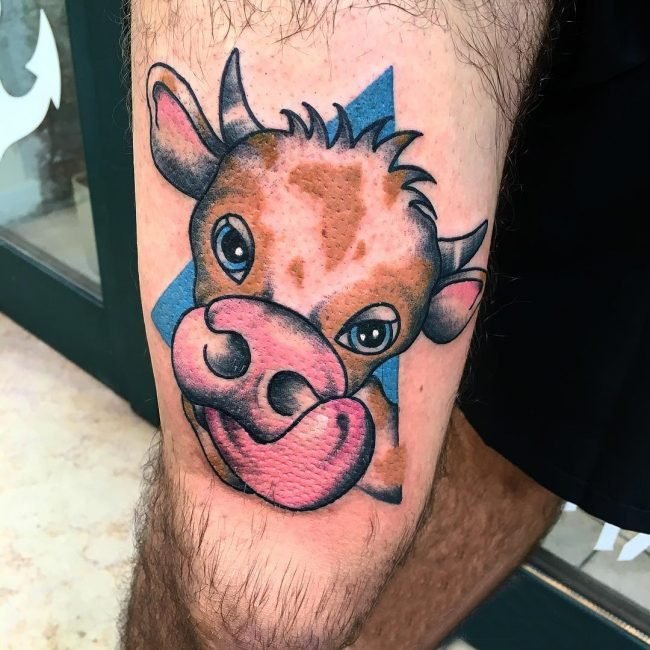 点击大图看下一张：男生大腿上彩绘简单线条小动物牛纹身图片