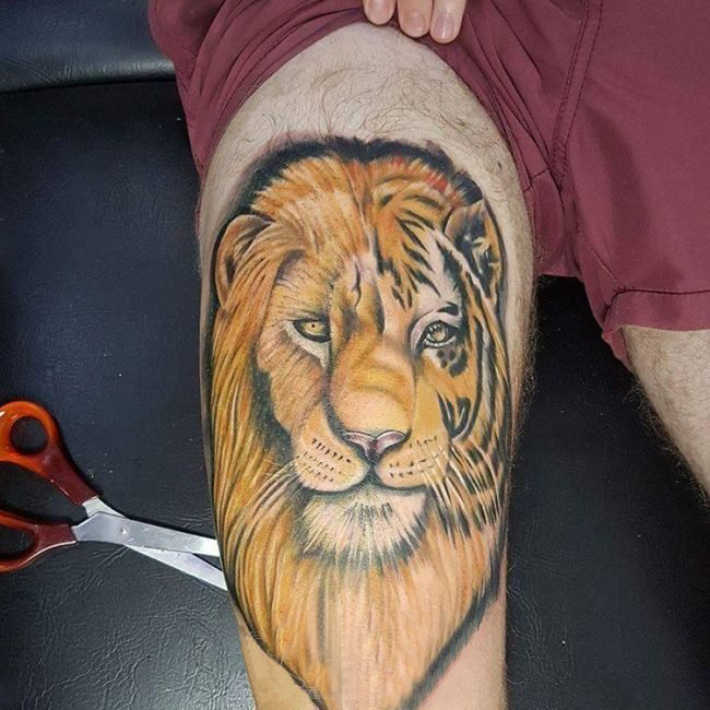 点击大图看下一张：男生大腿上彩绘水彩素描创意霸气狮子头纹身图片