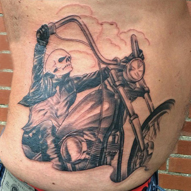 点击大图看下一张：男生腹部黑灰素描点刺技巧创意霸气摩托骑手纹身图片