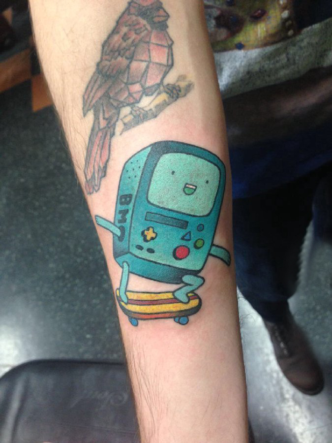 点击大图看下一张：男生手臂上彩绘水彩素描创意可爱机器人纹身图片