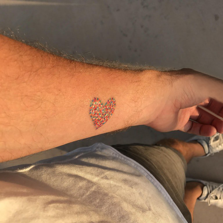 点击大图看下一张：男生手臂上彩绘水彩素描创意心形纹身图片