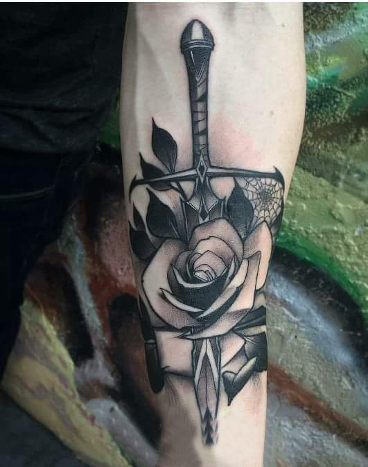 点击大图看下一张：男生手臂上黑灰素描点刺技巧创意玫瑰匕首纹身图片