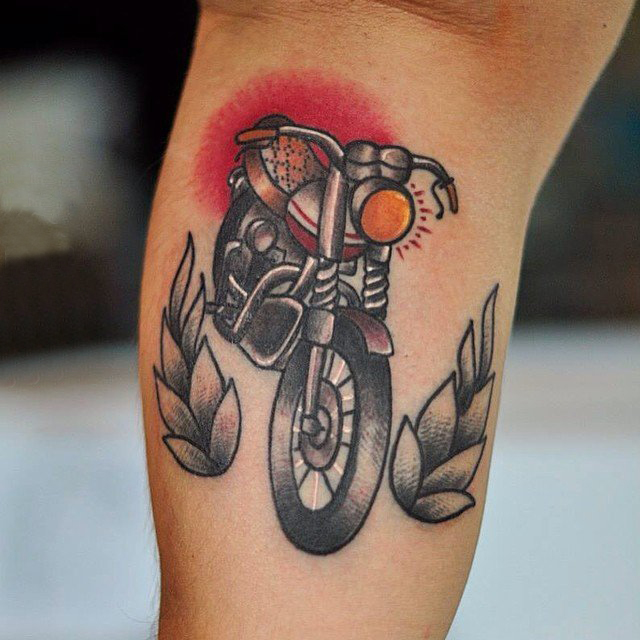 点击大图看下一张：男生小腿上彩绘水彩素描创意摩托车纹身图片