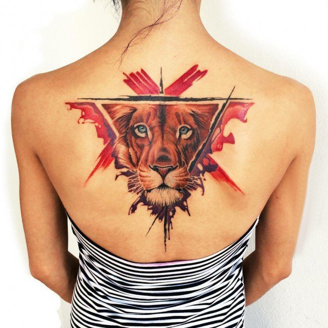 点击大图看下一张：女生背部彩绘水彩素描创意几何元素霸气狮子头纹身图片