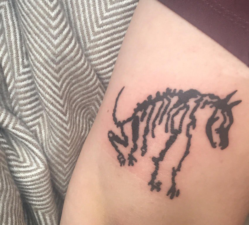 点击大图看下一张：男生大腿上黑色抽象线条小动物骷髅骨架纹身图片