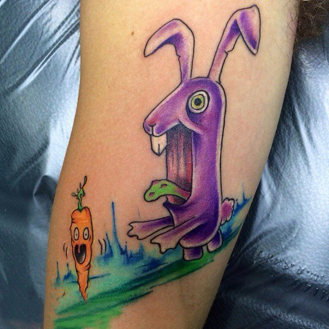 点击大图看下一张：男生手臂上彩绘渐变线条食物胡萝卜和兔子纹身图片