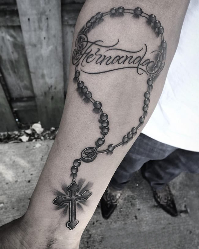 点击大图看下一张：男生手臂上黑灰素描创意精致十字架项链纹身图片