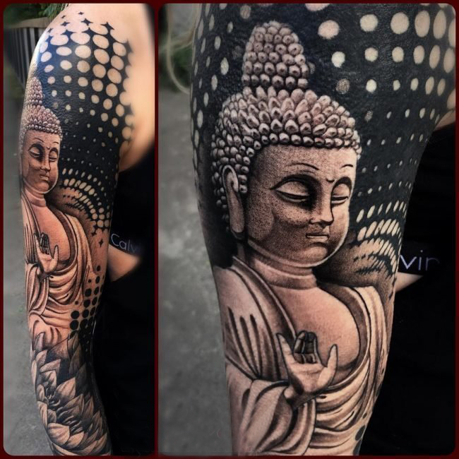 点击大图看下一张：男生手臂上黑灰素描点刺技巧创意弥勒佛精致纹身图片