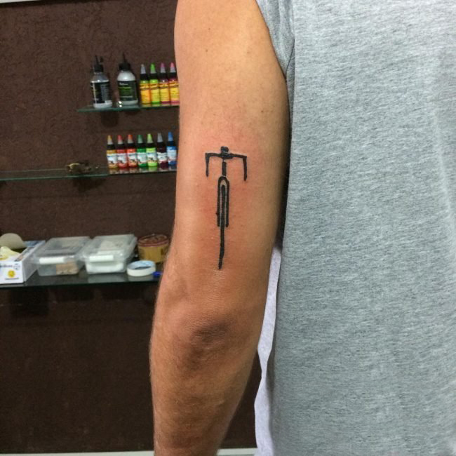 点击大图看下一张：男生手臂上黑色素描创意十字架纹身图片