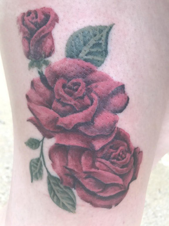 点击大图看下一张：女生大腿上彩绘植物叶子和花朵玫瑰纹身图片