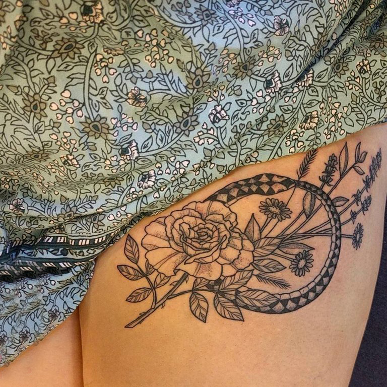 点击大图看下一张：女生大腿上黑色点刺几何线条植物花朵纹身图片