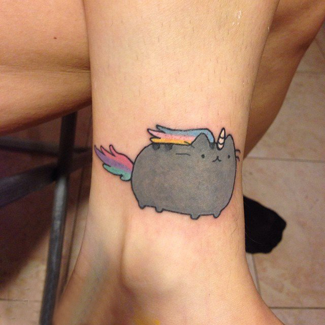 点击大图看下一张：女生脚踝上彩绘渐变简单线条小动物猫咪纹身图片