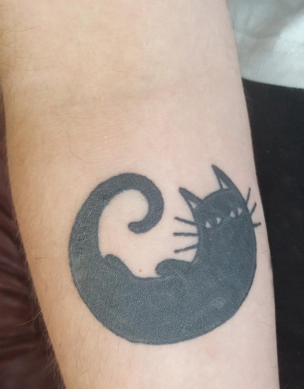点击大图看下一张：女生手臂上黑色简单线条小动物抽象猫咪纹身图片