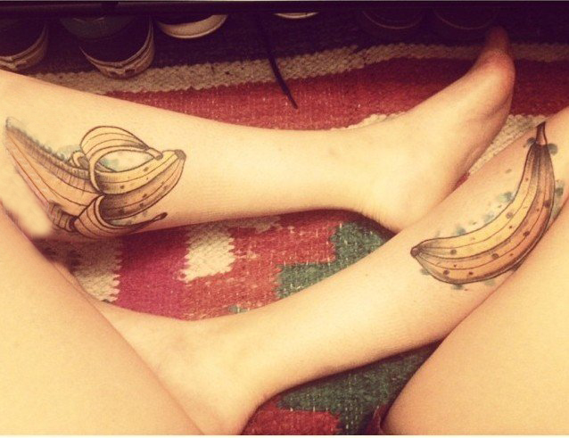 点击大图看下一张：女生小腿上彩绘几何线条创意香蕉食物纹身图片