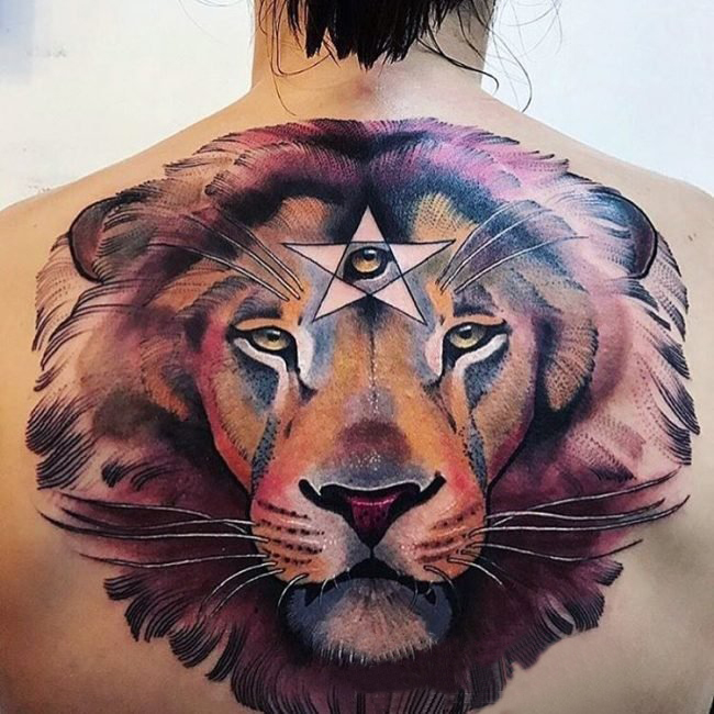 点击大图看下一张：男生背部彩绘水彩素描创意大面积狮子纹身图片