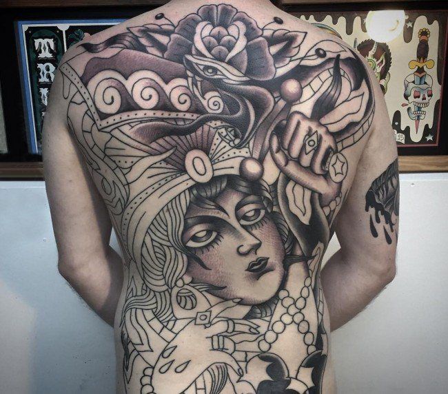 点击大图看下一张：男生背部黑灰素描创意大面积女生人物纹身图片