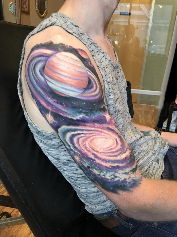 点击大图看下一张：男生手臂上彩绘渐变抽象线条宇宙和星球纹身图片
