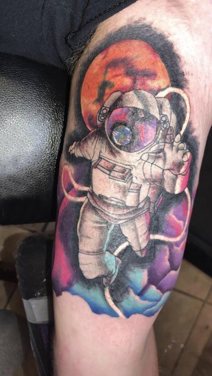 点击大图看下一张：男生手臂上彩绘渐变几何线条人物宇航员纹身图片