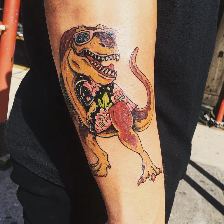 点击大图看下一张：男生手臂上彩绘水彩创意恐怖恐龙纹身图片