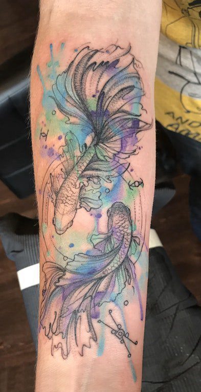 点击大图看下一张：男生手臂上彩绘水彩素描创意文艺金鱼纹身图片
