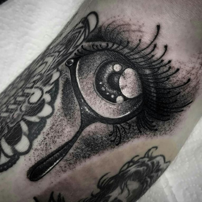 点击大图看下一张：男生手臂上黑灰素描点刺技巧创意文艺眼睛纹身图片