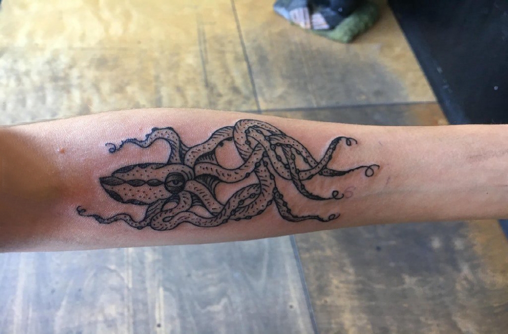 点击大图看下一张：男生手臂上黑色抽象线条小动物章鱼纹身图片