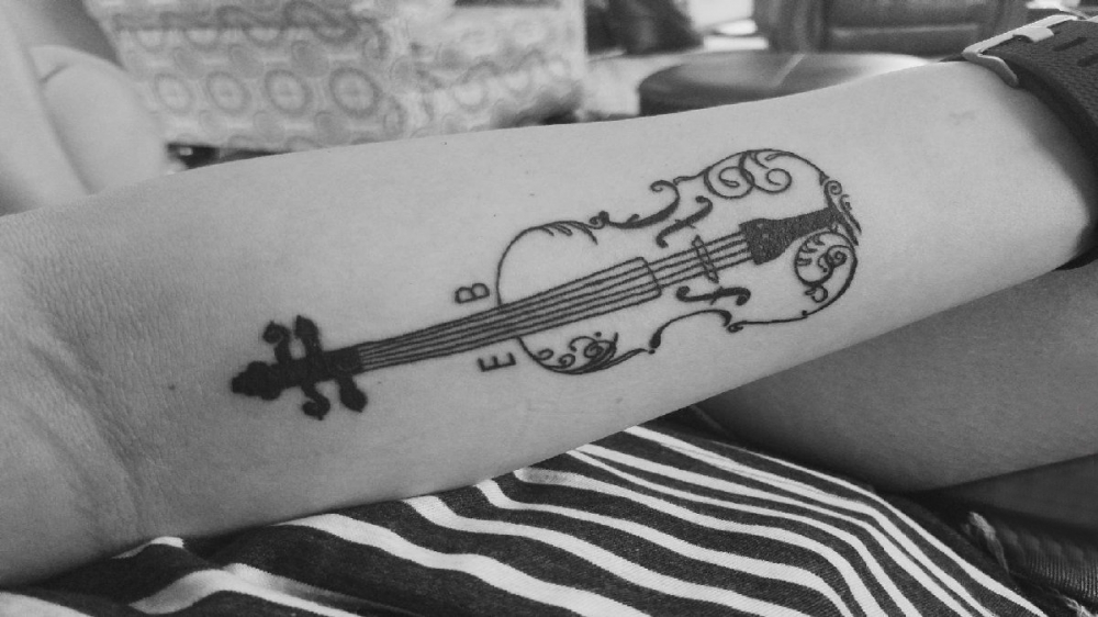 点击大图看下一张：男生手臂上黑色几何简单线条帅气小提琴纹身图片