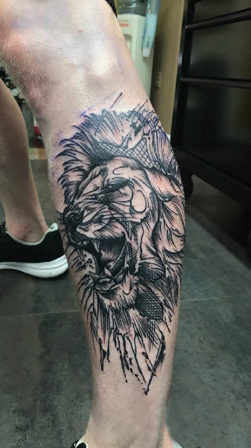 点击大图看下一张：男生小腿上黑灰素描点刺技巧创意霸气狮子纹身图片