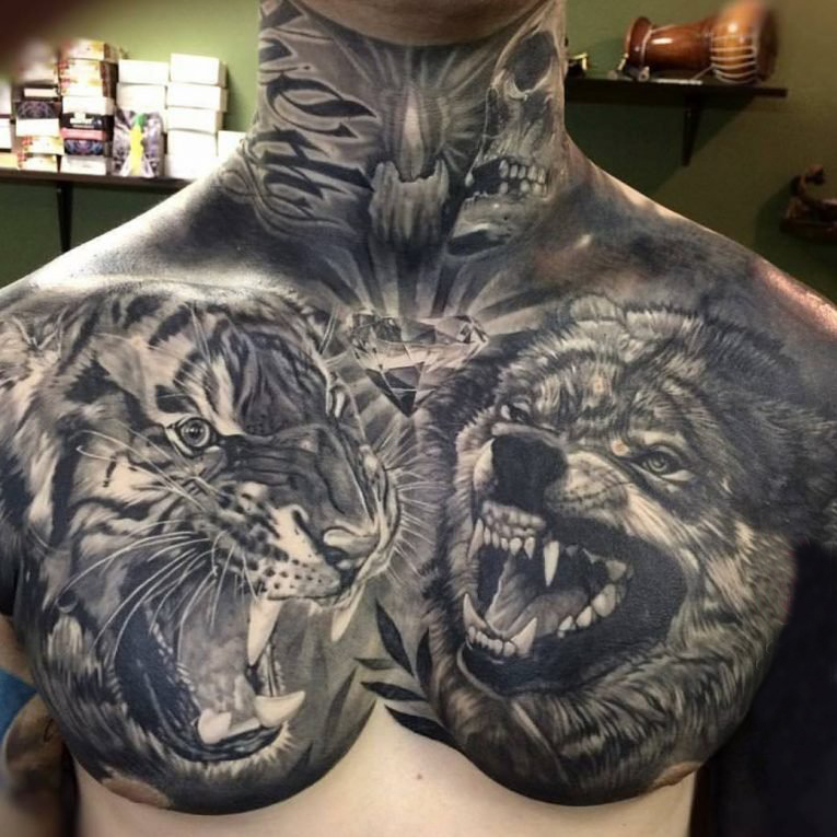 点击大图看下一张：男生胸口上黑灰素描点刺技巧创意老虎头纹身图片