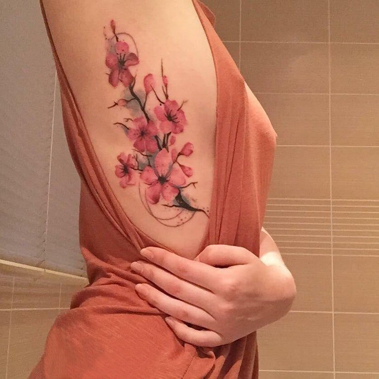 点击大图看下一张：女生侧腰上彩绘渐变简单线条植物文艺花朵纹身图片
